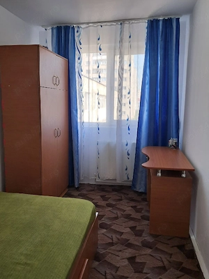 Propietar ,vand apartament cu 3 camera ,decomandat ,semi-mobilat si utilat  - imagine 3