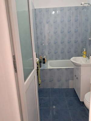 Propietar ,vand apartament cu 3 camera ,decomandat ,semi-mobilat si utilat 