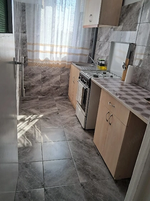 Propietar ,vand apartament cu 3 camera ,decomandat ,semi-mobilat si utilat  - imagine 4