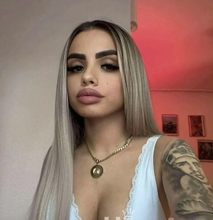 Suntem 2 blonde hot    Te asteptam sa ne distram