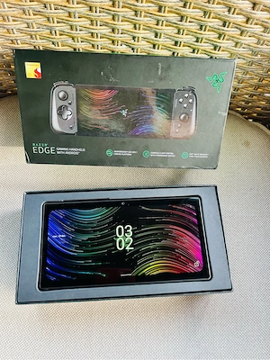 Consola portabila gaming Razer Edge Wifi + Controller Kishi V2 Pro