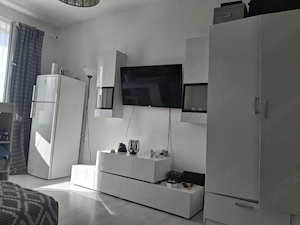 Vând garsonieră de 20 mp. pe strada Tineretului nr.16 bloc Sticla la 32000 euro negociabil. 