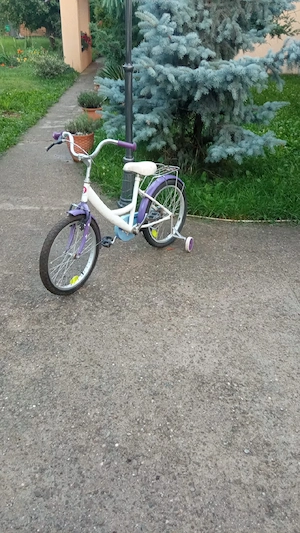 De vanzare bicicleta destinata fetelor