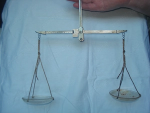 Balanta - Cumpana de mana Farmacie , laborator