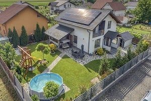     Casă individuală construită în regie proprie | Panouri fotovoltaice