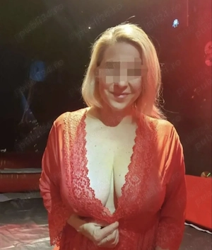 Blonda matura 40 de ani 