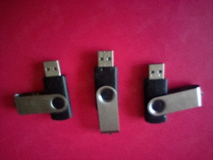 292. Trei stickuri usb flash Goodram de 128 GB fiecare, funcționale