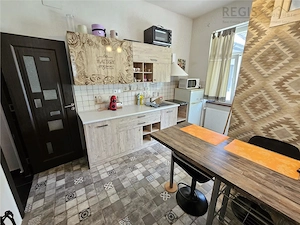Investitie la cheie in zona centrala! 2 apartamente la casa, transformate in 3 unitati independente  - imagine 5