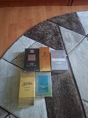Vând parfumuri noi 