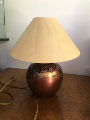 Vand lampă de birou cu un design vintage și o bază din ceramică . Abajurul din material textil crem.