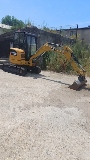 Executam lucrări diverse cu excavator