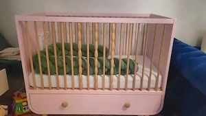 Pătuț Myllra Ikea, cu sertar, 60x120, roz pal.
