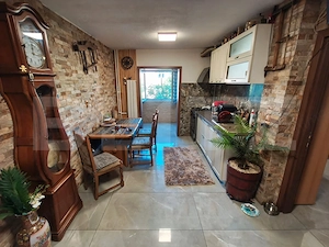 Apartament 2 camere, decomandat, 57 mp, etaj 2/4, zona Rovine - imagine 2
