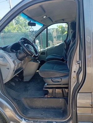 Vând Opel Vivaro, an fabricație 2006, în configurație foarte căutată de 7+1 locuri (ideal pentru tra - imagine 4
