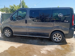 Vând Opel Vivaro, an fabricație 2006, în configurație foarte căutată de 7+1 locuri (ideal pentru tra - imagine 5
