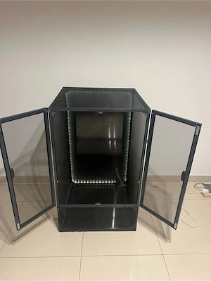 Cuşcă cu plasă fluturi sau insecte