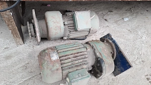 Vand doua motoare cu reductor