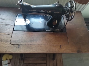 Mașină de cusut Singer 15K88 originală, cu masă și pedală   anii  30