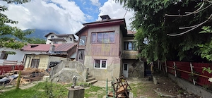 Casa batraneasca cu teren de vanzare in Busteni