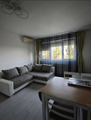 Închiriez apartament doua camere decomandat.