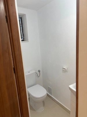Închiriez spațiu comercial garsonieră vis-a-vis de Universitate, în pasajul către Aleea Nucilor - imagine 3