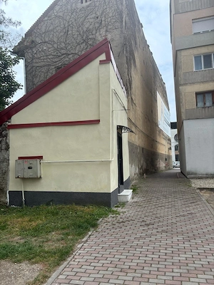 Închiriez spațiu comercial garsonieră vis-a-vis de Universitate, în pasajul către Aleea Nucilor