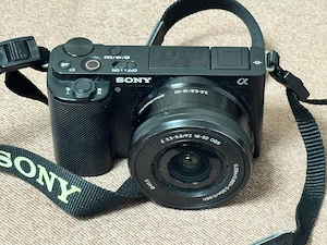 Camera Sony ZV E10 cu obiectiv 16-50mm, doar 2560 cadre