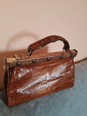 Geantă vintage din piele naturală, model Doctor Bag, aspect crocodil.