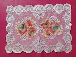301. Dantela decorativa, imprimeu floral, cusuta de mână 