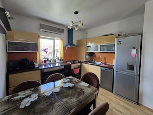 Apartament 2 Dormitoare, 2 Bai, Dumbravita, Curte interioara cu loc de joaca - imagine 2