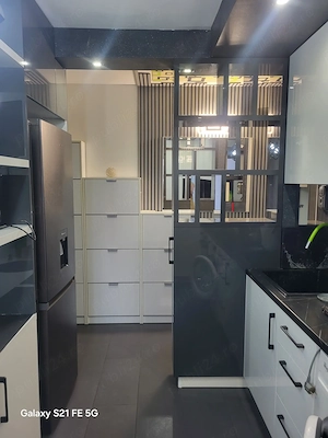 ofer spre închiriere apartament  dormitor ,vaie living bucătărie zona Ana ipătescu situat la 5 minut - imagine 2