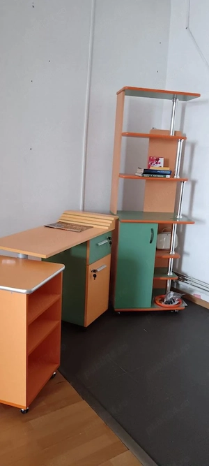 Diverse corpuri de mobilier, recipiente pentru vin din sticla