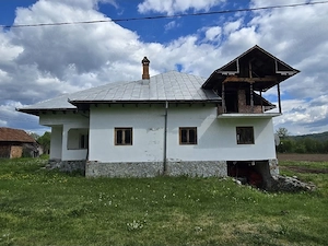 Casă pe fundație de piatră cu garaj și teren generos în Novaci, Gorj. - imagine 2