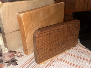 Tocător confecționat manual din lemn masiv, rezistent și cu un design natural deosebit. 