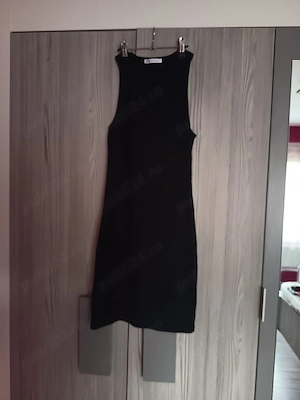  Rochie neagră mulată Zara