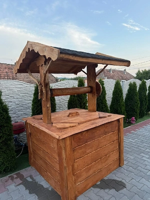 Fântâna rustica din lemn