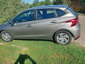 Vând Hyundai i20 in stare perfectă  km reali  revizii la termen  ultima generație cu motor în 4 pist - imagine 4