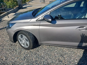 Vând Hyundai i20 in stare perfectă  km reali  revizii la termen  ultima generație cu motor în 4 pist - imagine 6