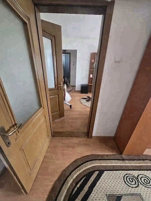 De vanzare apartament cu 3 camere, situat central, zona Politiei, mobilat Pret 45000euro - imagine 2