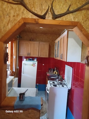 vând casă din lemn (cabană)izolată cu teren aferent - imagine 7