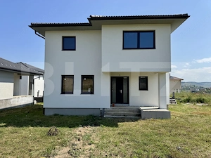 Vila noua de vanzare la intrare in Corunca