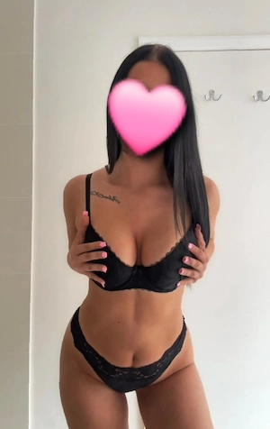 Brunetă sexy ! La mine sau la tine.  