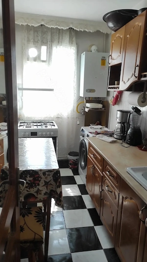 Vând apartament cu trei camere sau schimb cu garsoniera plus diferența 