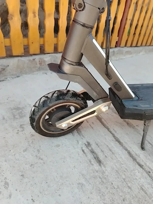 Vând trotineta electrica marca navee st3 pentru copiii limitată la 25km  h are 24 de kilograme 