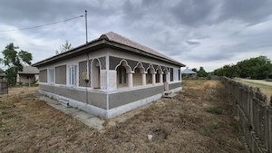 Casa batraneasca de vanzare