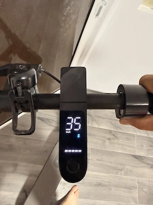 Trotineta electrica cu bluetooth XIAOMI-originala,prinde 35 km la ora,cu pilot automat