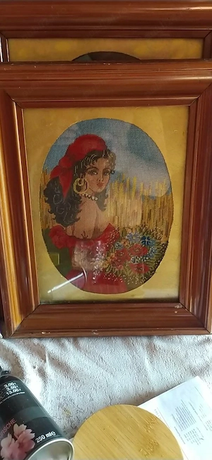 Goblen cusut manual  Țigăncușa     Tânără în lanul de grâu , ramă lemn, vintage
