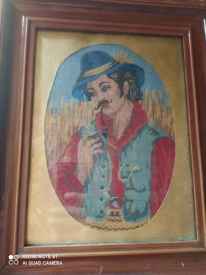 Goblen vintage lucrat manual, portret bărbat cu pipă   ramă lemn