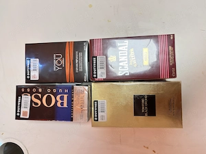 4 parfumuri a câte 299 de lei fiecare negociabil