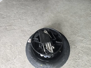 Vând roată de rezervă originală Mercedes-Benz W204, cu cric și suport